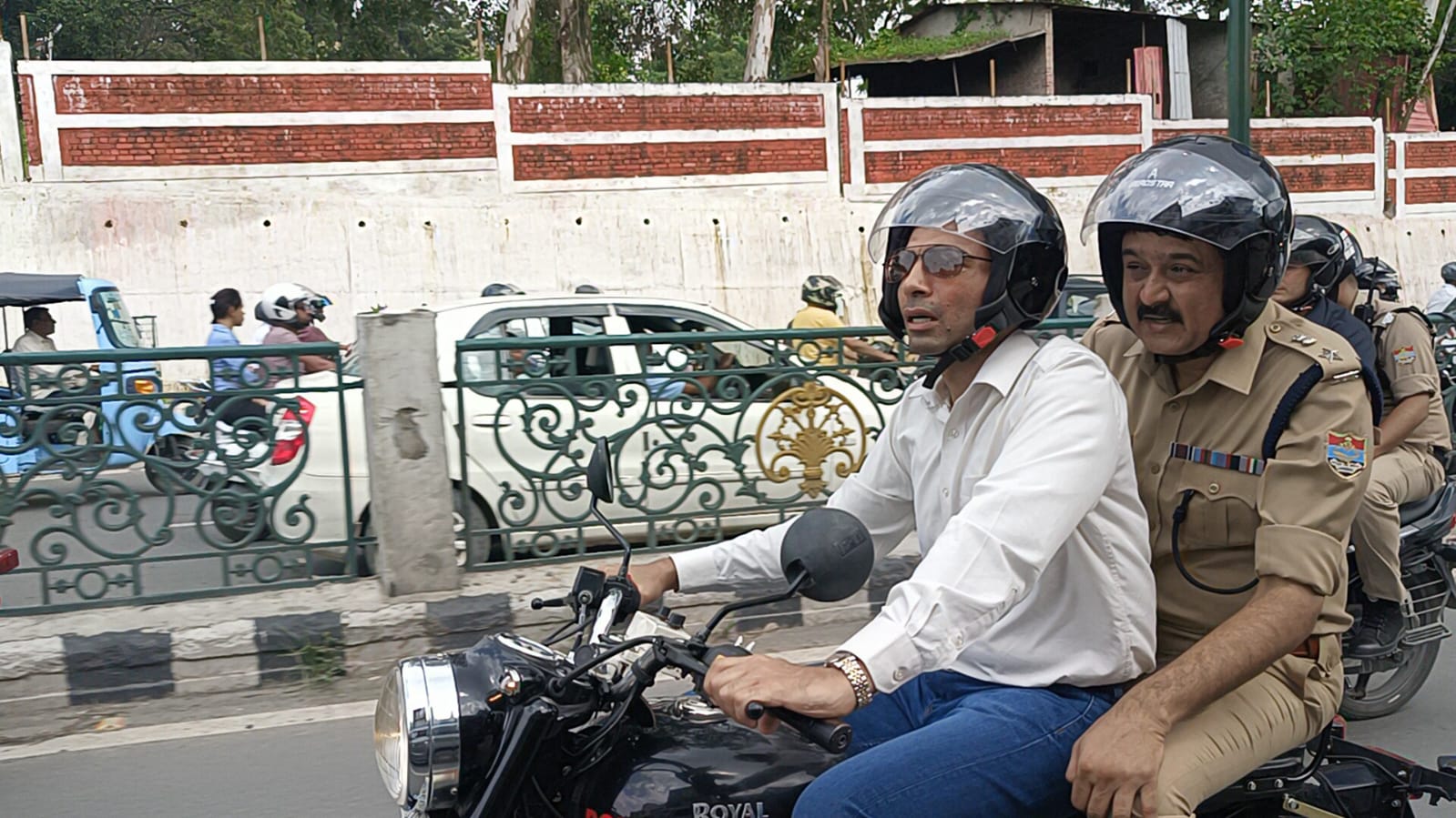 बाइक पर बैठकर दून के ट्रैफिक का हाल जानने निकले डीएम और एसएसपी