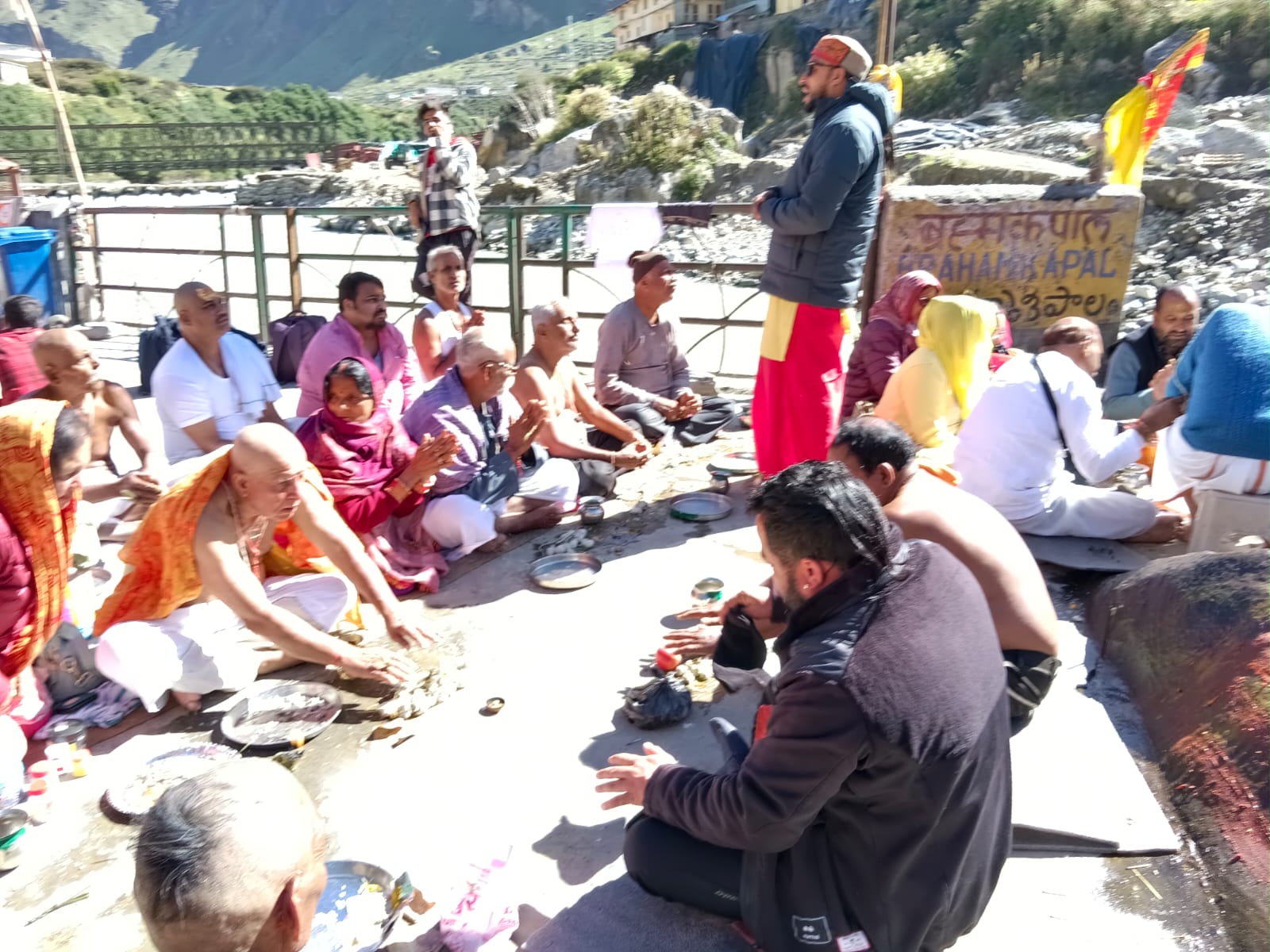 श्राद्ध पक्ष शुरू होते ही बदरीनाथ स्थित ब्रह्म कपाल में पितृ श्राद्ध के लिए पहुंचे श्रद्धालु