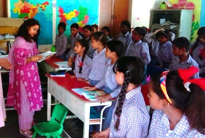 अचानक स्कूल पहुंची DG झरना कमठान, बच्चों का पढ़ाई गणित और अंग्रेजी