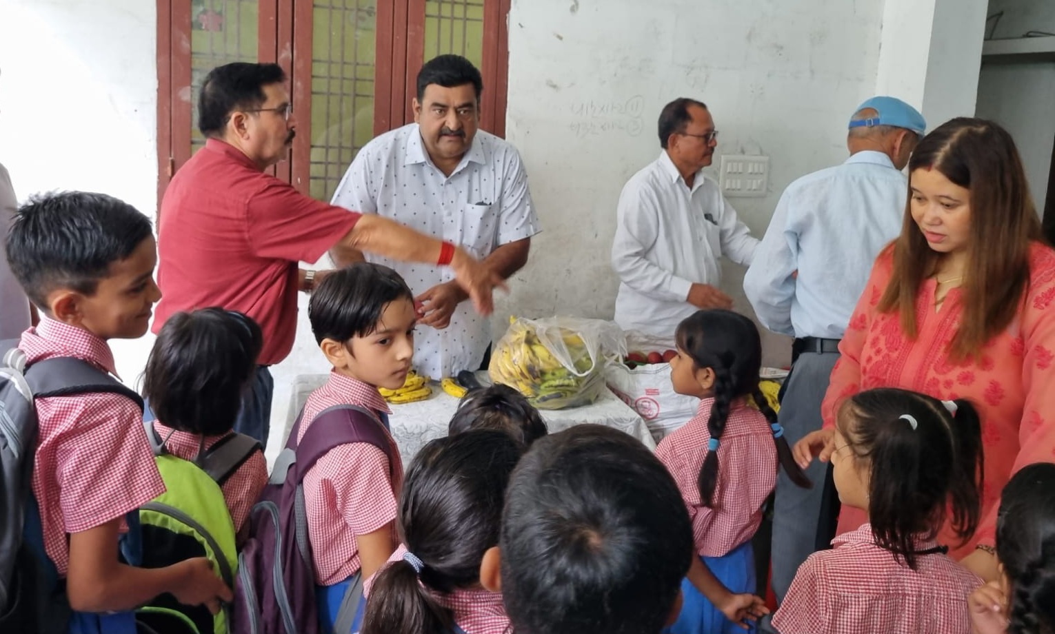 गांधी जयंती पर संस्कार ग्लोबल स्कूल के बच्चों को फल बांटे