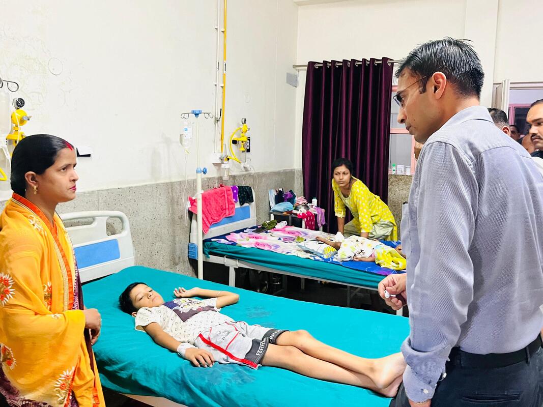 DM सविन बंसल का ऋषिकेश अस्पताल में छापा, CMS और चार डाॅक्टरों का वेतन रोका