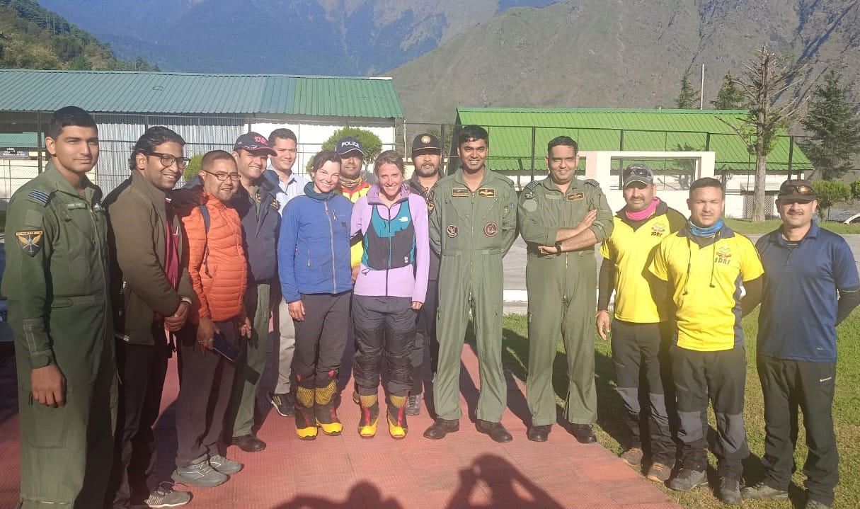 चौखम्भा ट्रैक पर फंसीं दो विदेशी पर्वतारोहियों को सुरक्षित निकाला