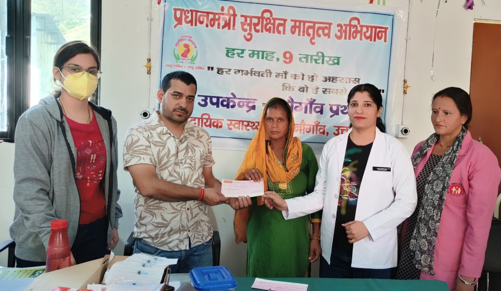 गरीबी रेखा से नीचे जीवन यापन करने वाली गर्भवती महिलाओं को बांटे आर्थिक सहायता के चेक