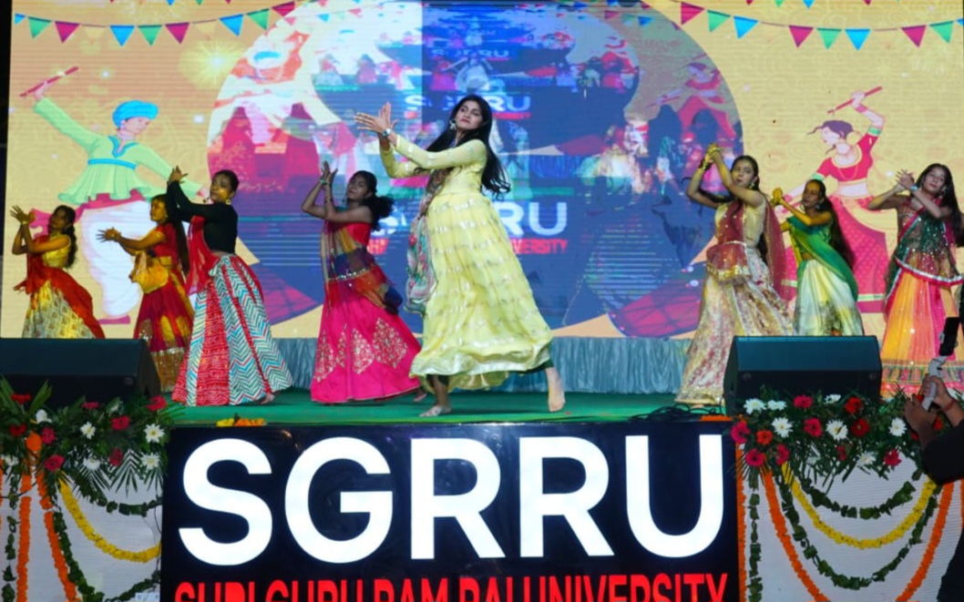 एसजीआरआरयू में नवरंग डांडिया 2.0 की धूम