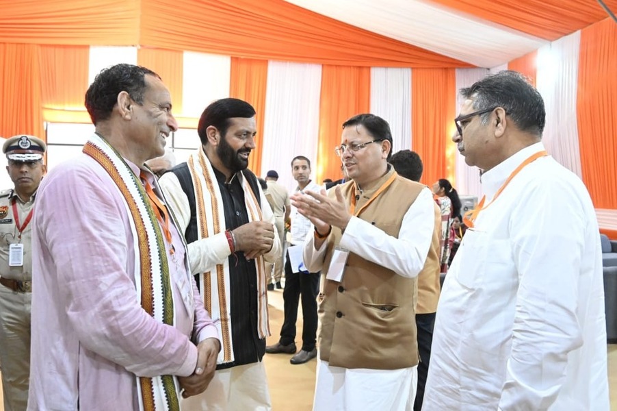 हरियाणा की नवनिर्वाचित सरकार के शपथ ग्रहण समारोह में पहुंचे मुख्यमंत्री धामी