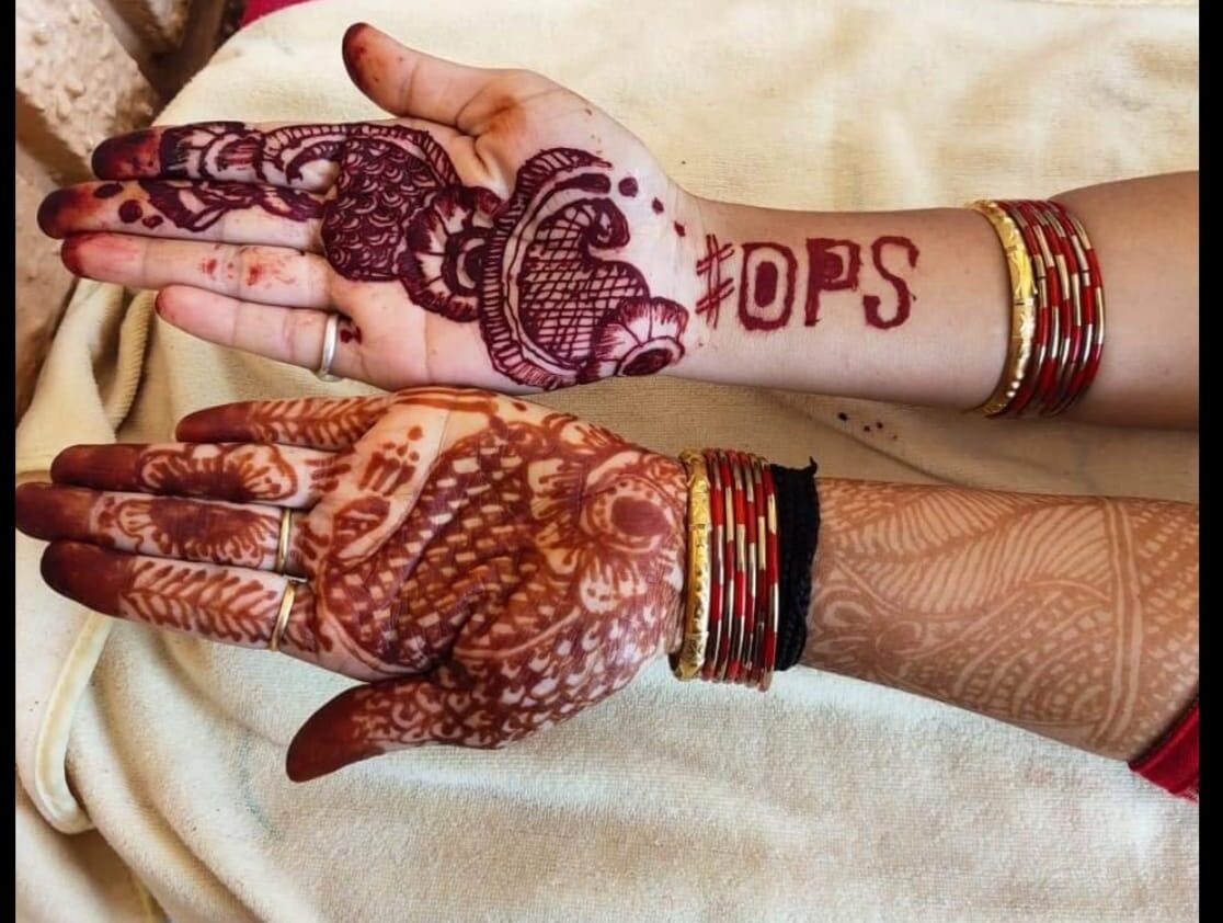 पति की लंबी उम्र और OPS बहाली के लिए महिला कर्मचारियों ने हाथों में रचाई मेहंदी