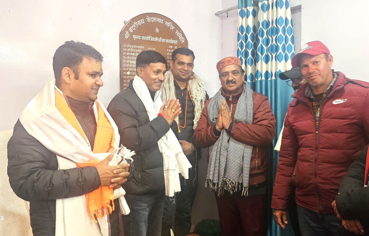 ब्रह्मकपाल तीर्थ पुरोहितों ने BKTC के CEO विजय प्रसाद थपलियाल को किया सम्मानित