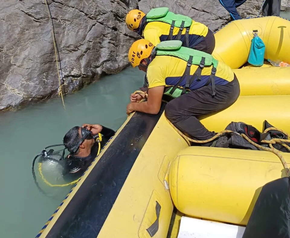 देवप्रयाग में ट्रक गंगा में समाया, पति-पत्नी लापता