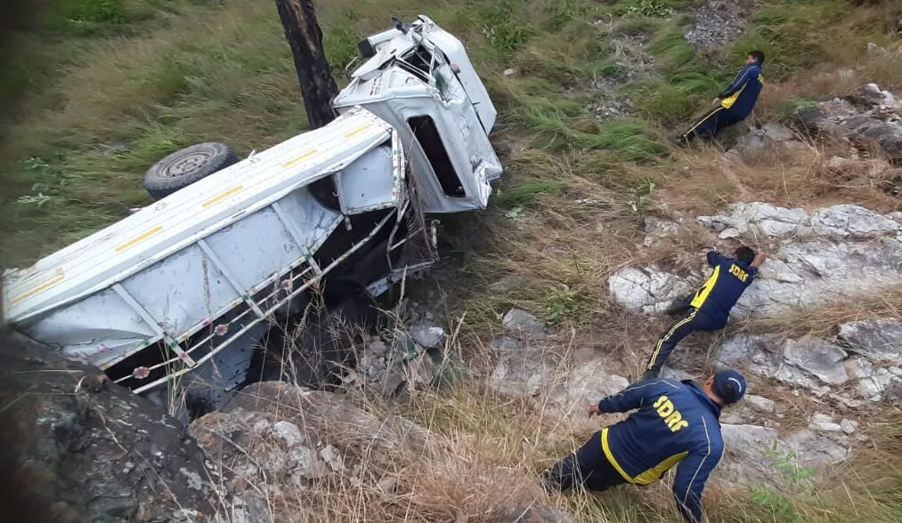 पिकअप खाई में गिरी, ड्राइवर समेत तीन लोगों की मौत, चार स्कूली बच्चे घायल