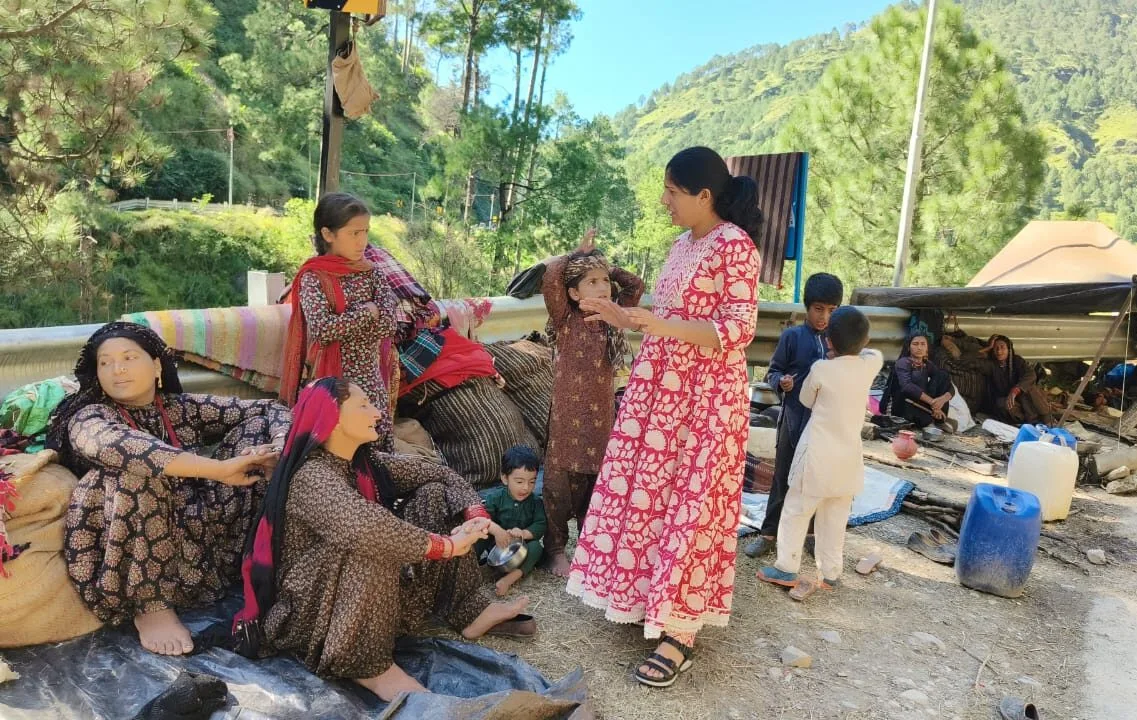 वन गूजरों के बच्चों और गर्भवती महिलाओं को टीकाकरण के लिए किया प्रेरित