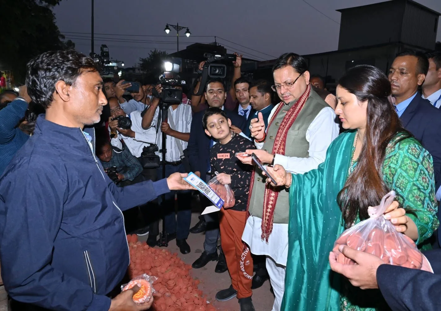 मुख्यमंत्री धामी ने खरीदे मिट्टी के दीपक और मूर्तियां