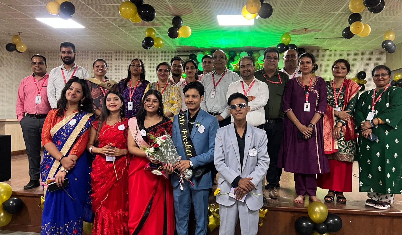 आयुष मिस्टर और वंदिता मिस फ्रेशर बने