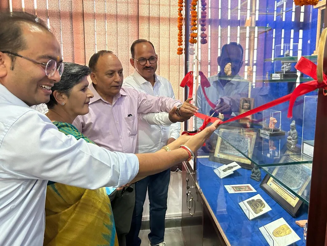 कुलपति प्रो. अन्नपूर्णा नौटियाल ने यूनिवर्सिटी सौवीनियर शॉप का किया उद्घाटन