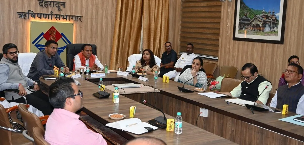 कैबिनेट मंत्री डाॅ. धन सिंह रावत ने थपथपाई डीएम सविन बंसल की पीठ