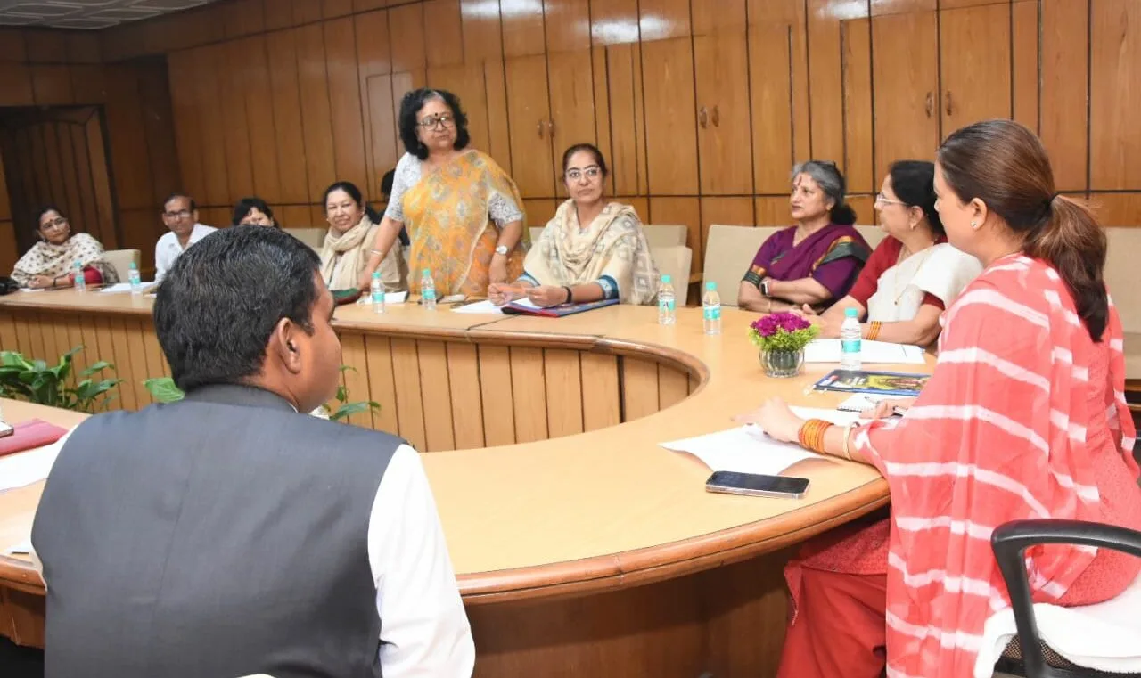 मंत्री रेखा आर्या का महिला नीति पर अधिकारियों के साथ मंथन