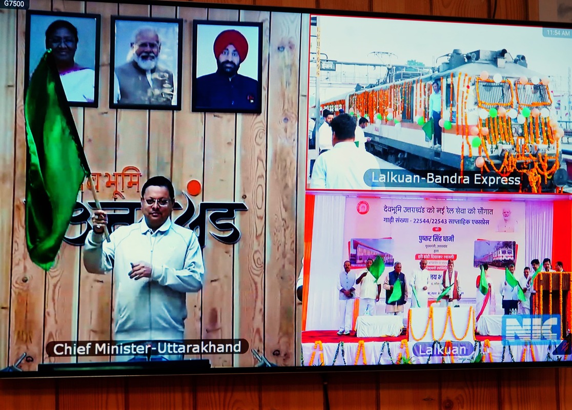मुख्यमंत्री धामी ने लालकुआं-बांद्रा सुपरफास्ट ट्रेन को वर्चुअल हरी झण्डी दिखाकर किया रवाना