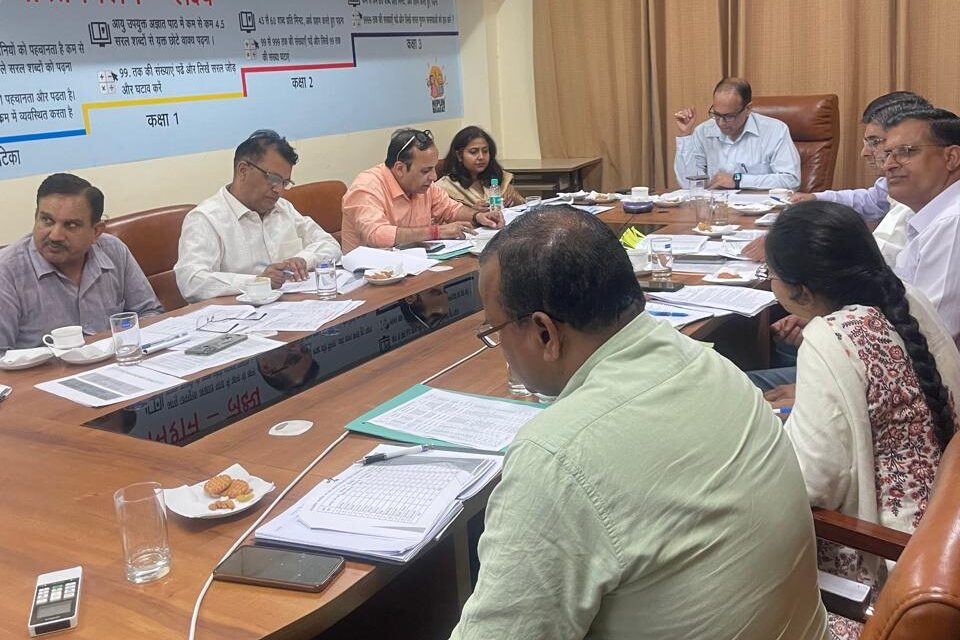 सचिव ने जिलाधिकारियों से जाना जिलों में विद्यालयी शिक्षा का हाल