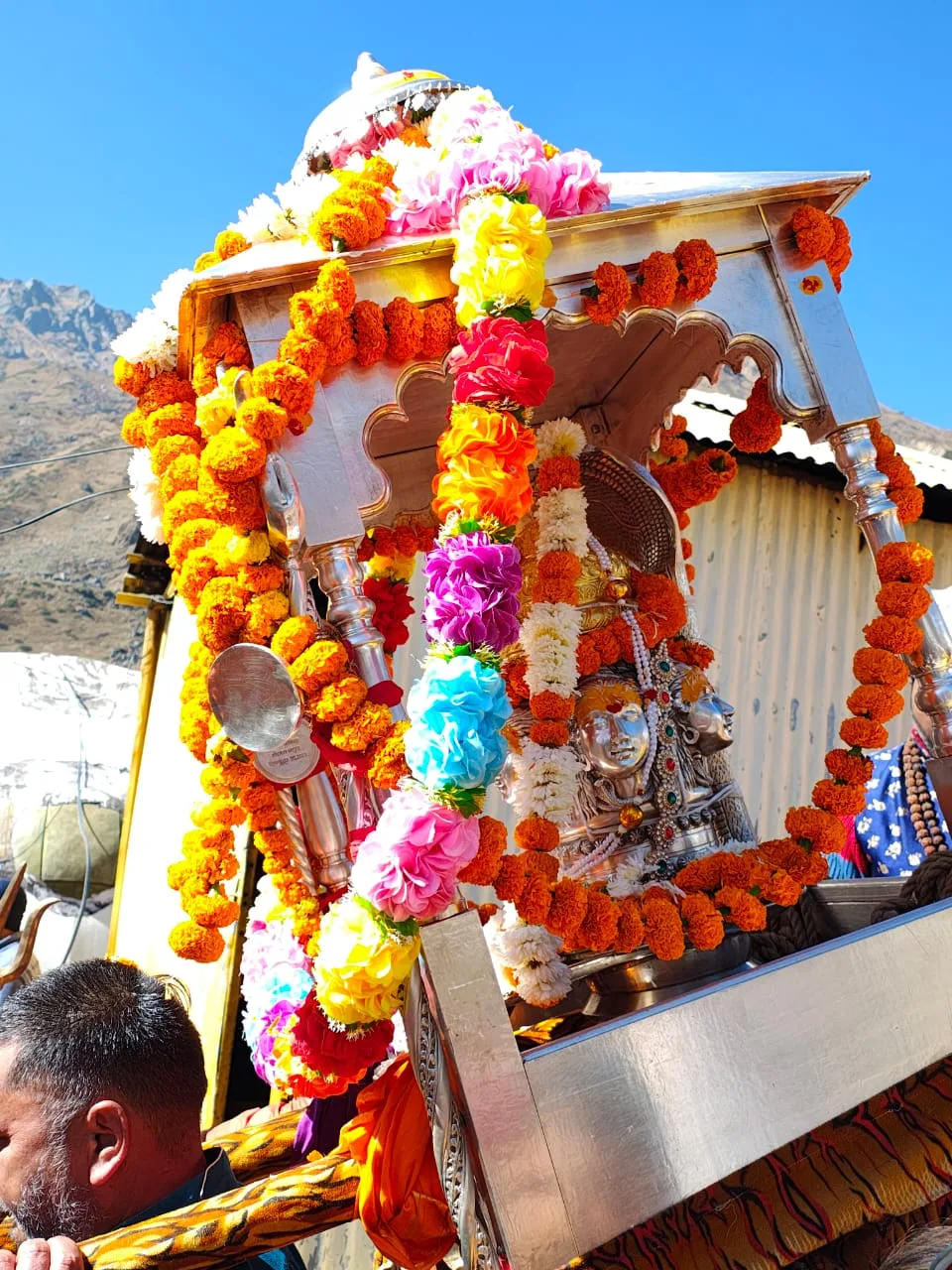 बाबा केदारनाथ की पंचमुखी उत्सव मूर्ति मंदिर परिसर पहुंची