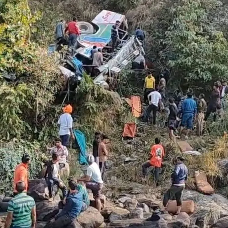 अल्मोड़ा में बस खाई में गिरी, 36 लोगों की मौत