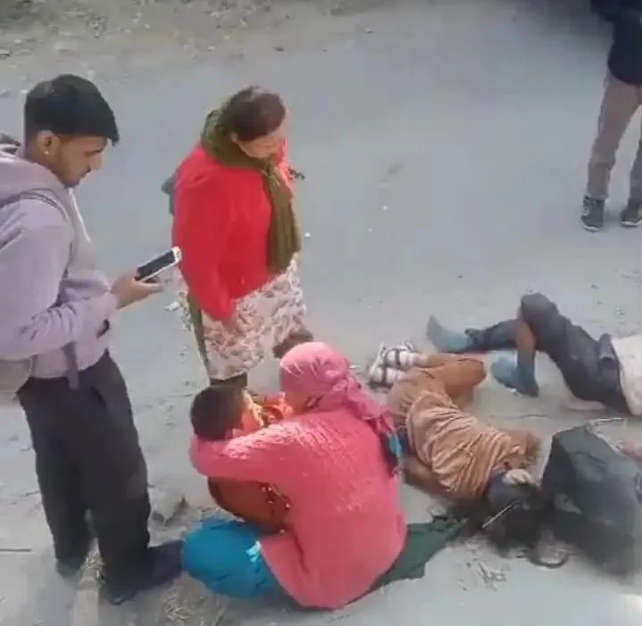 नौगांव में बस की चपेट में आने से बाइक सवार पिता-पुत्री की मौत