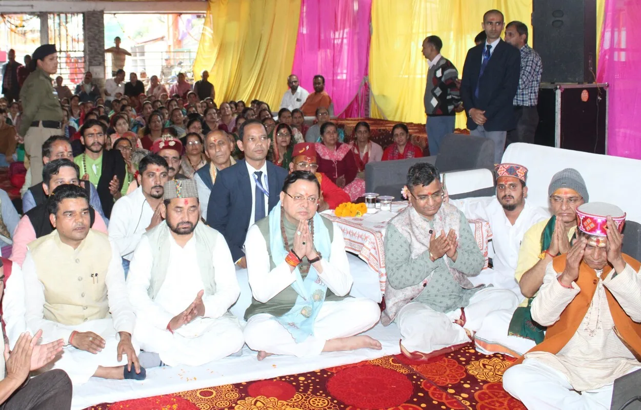 मुख्यमंत्री ने जमीन पर बैठकर सुनी श्रीमद्भागवत कथा