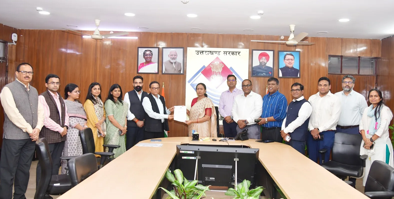 उत्तराखंड आईएएस एसोसिएशन सचिव मीनाक्षी सुंदरम के पक्ष में लामबंद