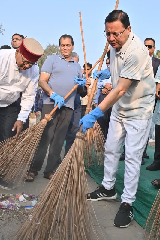 राज्य स्थापना दिवस:  मुख्यमंत्री धामी ने रेसकोर्स में झाड़ू लगाकर दिया स्वच्छता का संदेश 