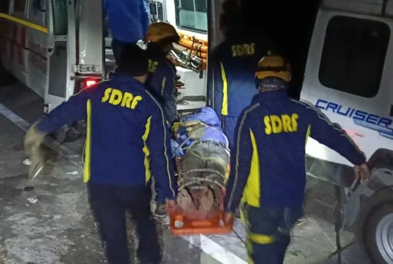 तेल का टैंकर खाई में गिरा, ड्राइवर और क्लीनर घायल