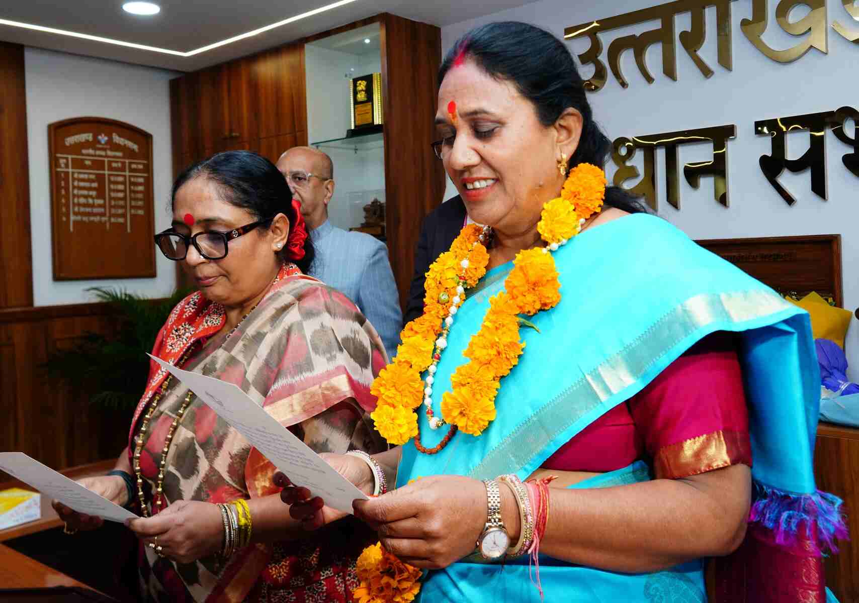 केदारनाथ से नवनिर्वाचित विधायक आशा नौटियाल को स्पीकर ऋतु खंडूरी ने दिलाई शपथ