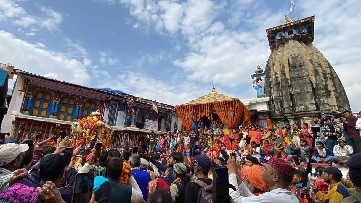 बाबा केदारनाथ की पंचमुखी डोली शीतकालीन गद्दीस्थल श्री ओंकारेश्वर मंदिर ऊखीमठ पहुंची
