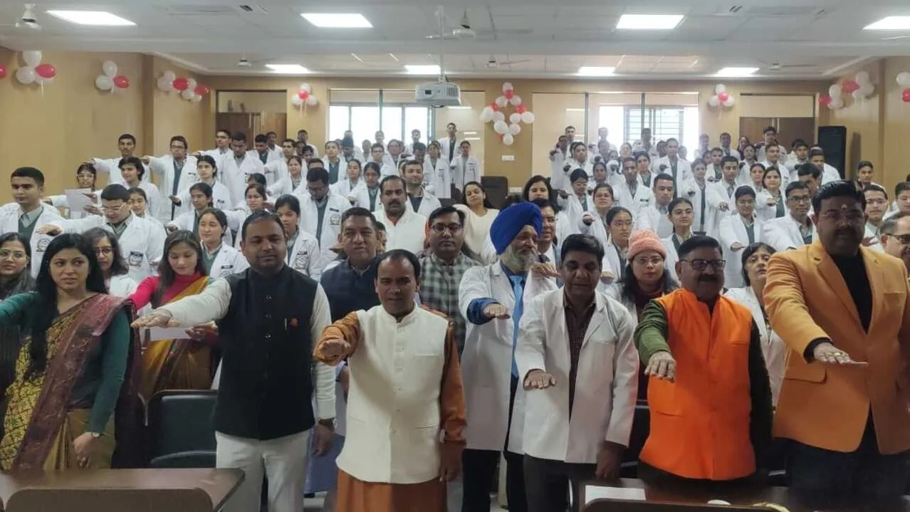 स्वास्थ्य मंत्री डॉ धन सिंह रावत ने दिलायी एमबीबीएस छात्रों को चरक शपथ
