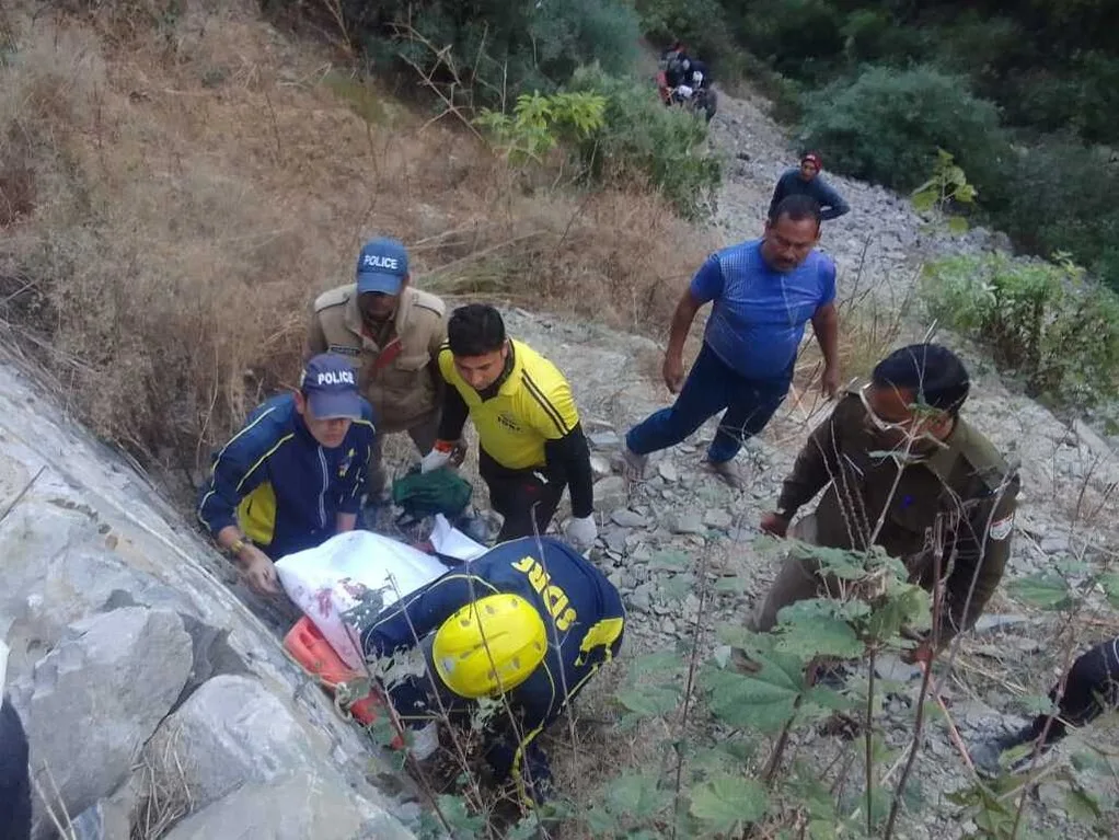 पौड़ी में खाई में गिरी कार, एक ही परिवार के तीन लोगों की मौत