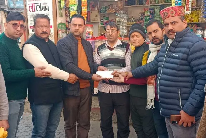 बड़कोट: अग्निकांड पीड़ित व्यापारियों को दी एक लाख रुपए की आर्थिक सहायता