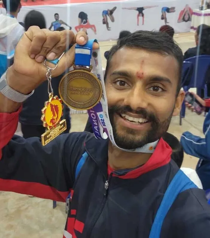 एसजीआरआरयू के योग छात्र ने राष्ट्रीय पटल पर बिखेरी स्वर्णिम चमक