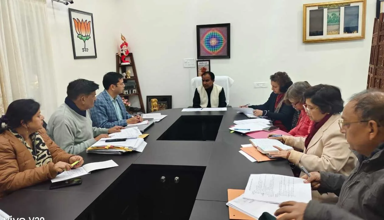 प्रत्येक अस्पताल में लगेगी बायोमेट्रिक हाजिरी, लंबे समय से गायब डाॅक्टरों पर होगी कार्रवाई