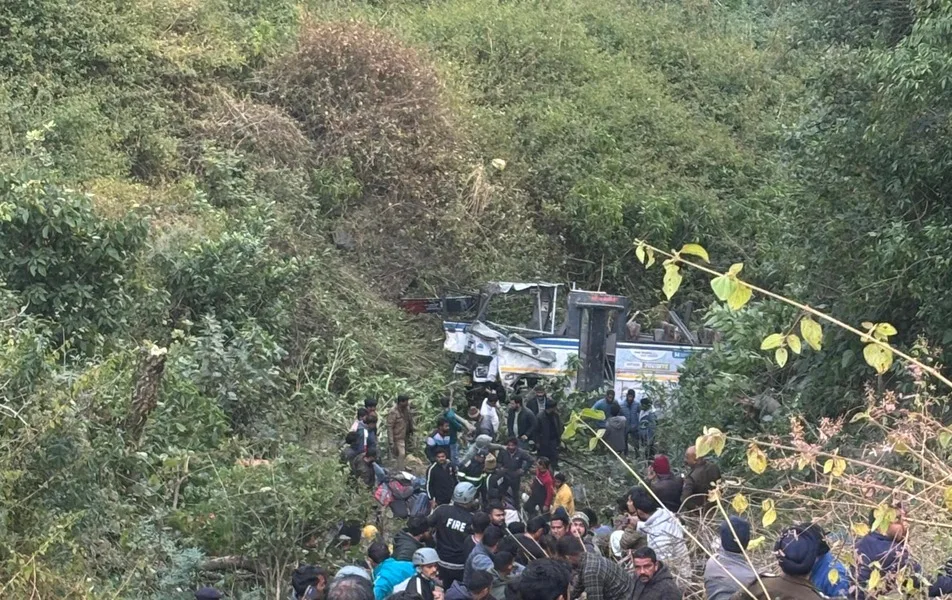 दुःखदः रोडवेज की बस खाई में गिरी, चार लोगों की मौत