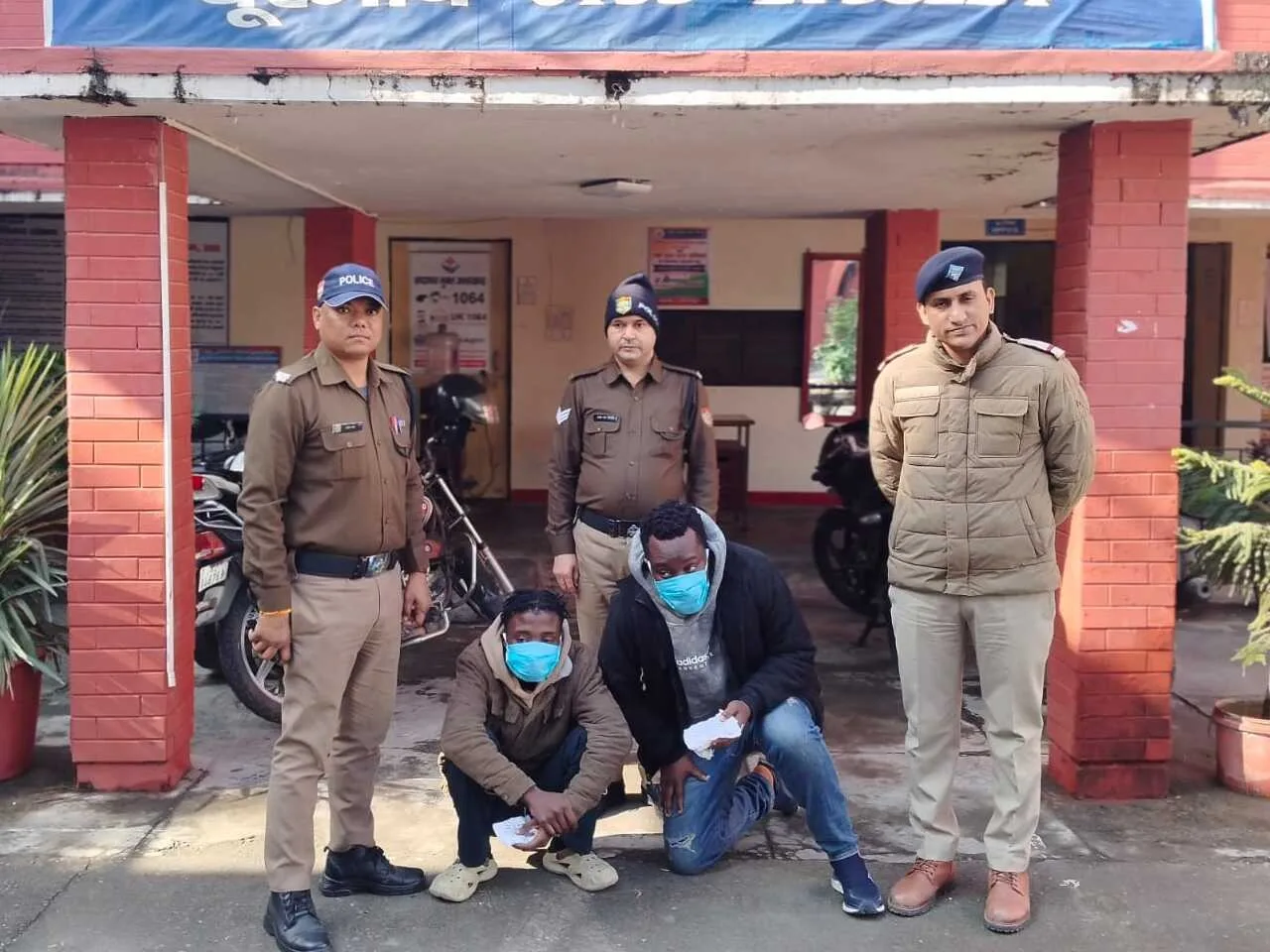 23 लाख रुपए की कोकिन के साथ कोबरा गैंग के दो विदेशी पैडलर गिरफ्तार