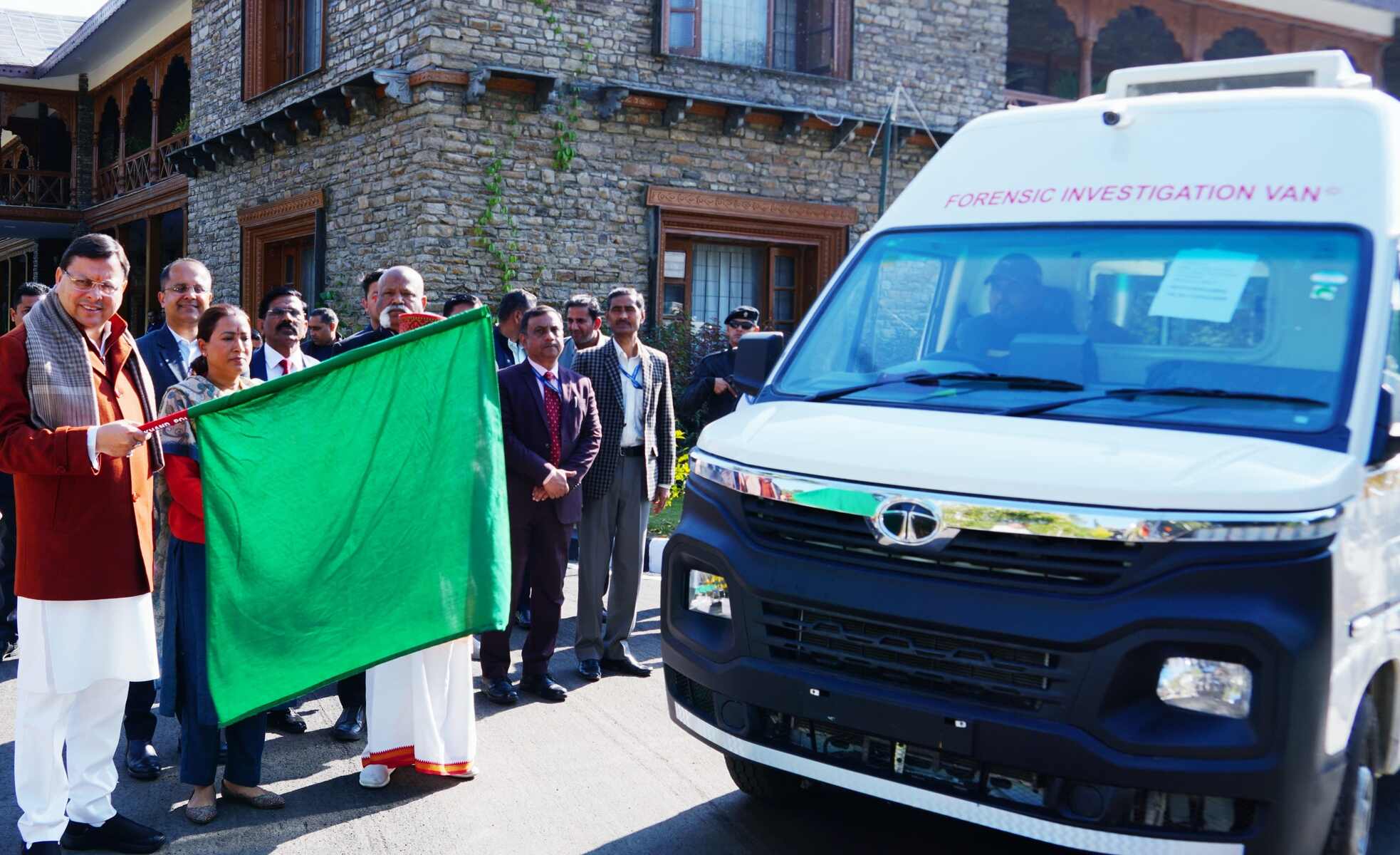 मुख्यमंत्री ने किया 6 फॉरेंसिक वाहनों का फ्लैग ऑफ