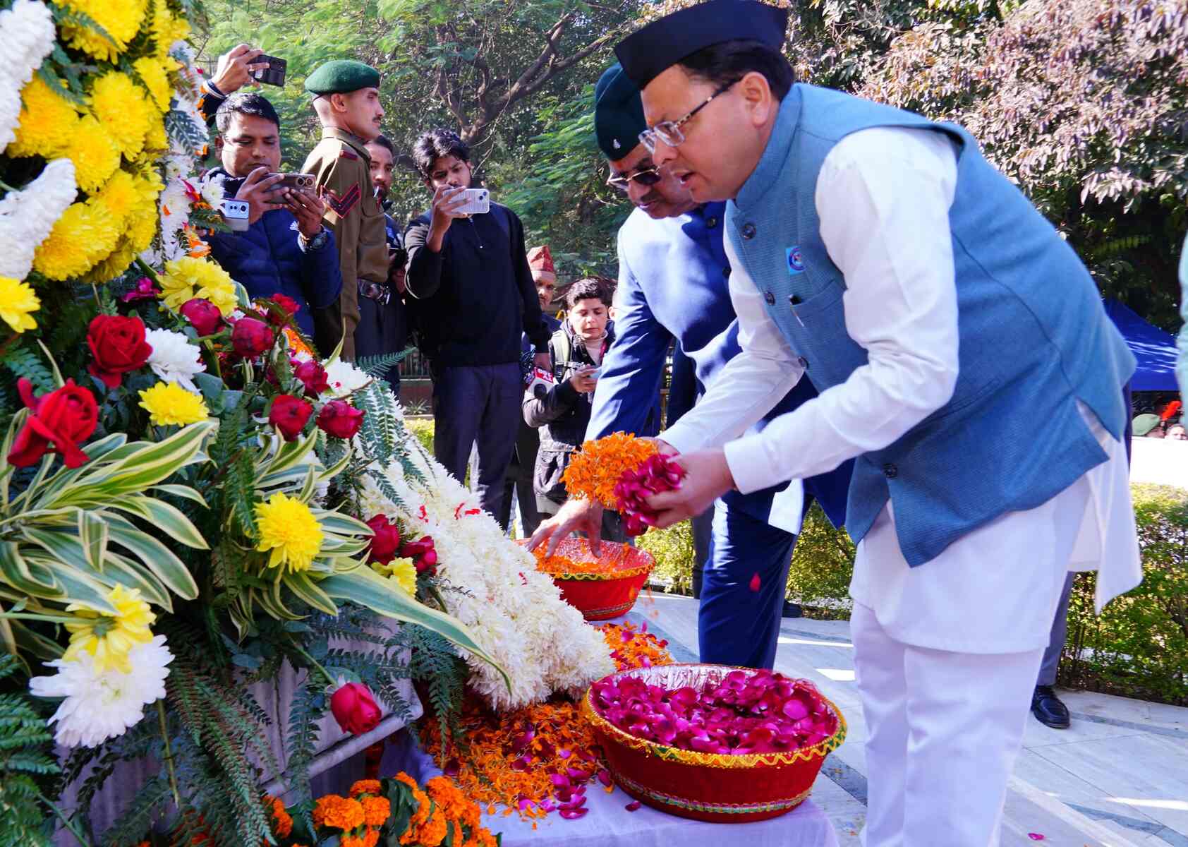 विजय दिवस पर मुख्यमंत्री धामी ने दी शहीदों को श्रद्धांजलि