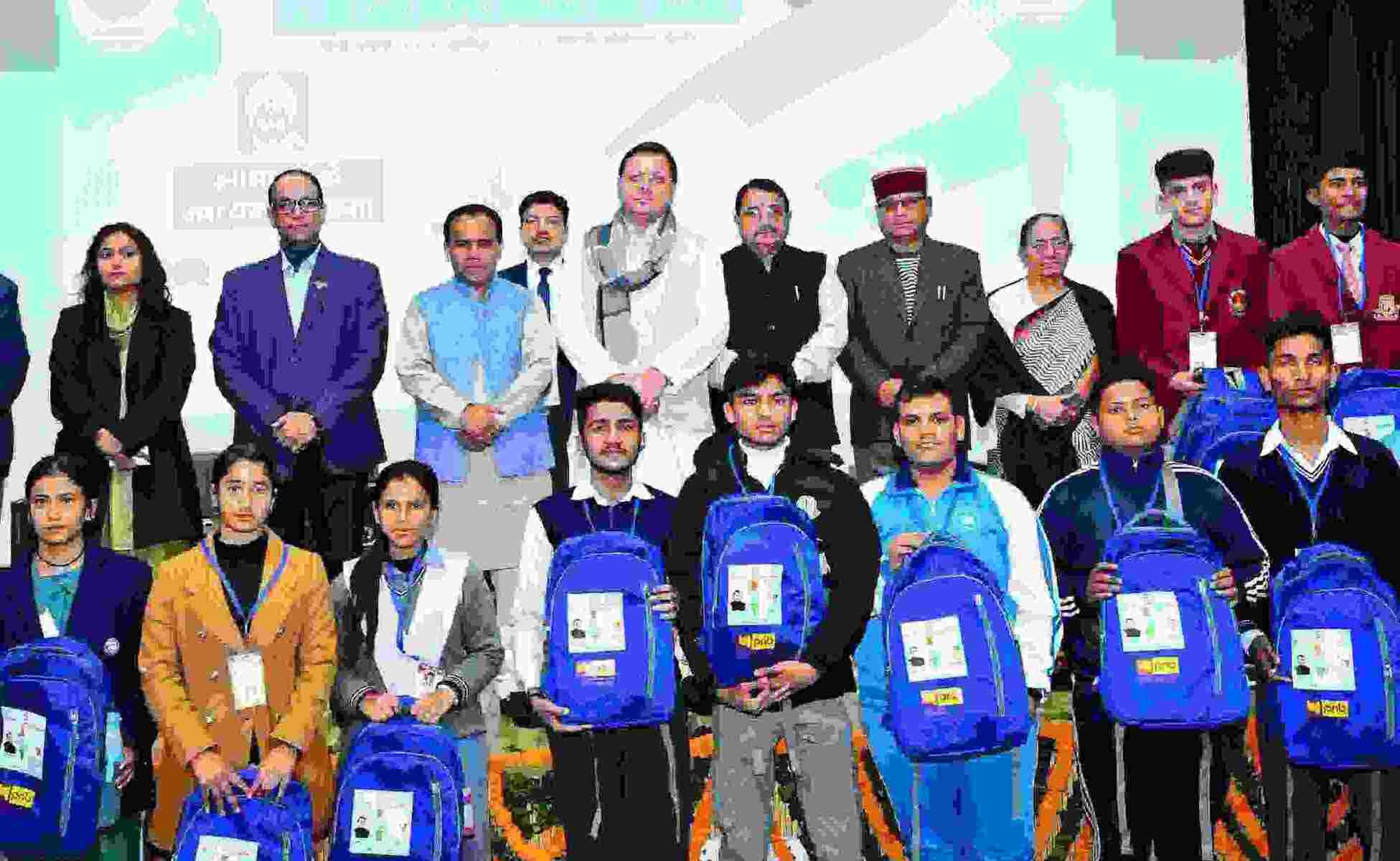 हाईस्कूल के 157 टॉपर छात्र–छात्राओं को मुख्यमंत्री ने भारत दर्शन शैक्षिक भ्रमण यात्रा पर किया रवाना