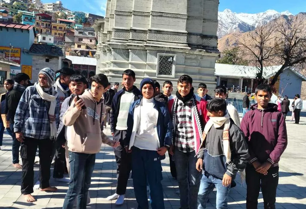 नए साल पर नृसिंह मंदिर में उमड़ी श्रद्धालुओं की भीड़