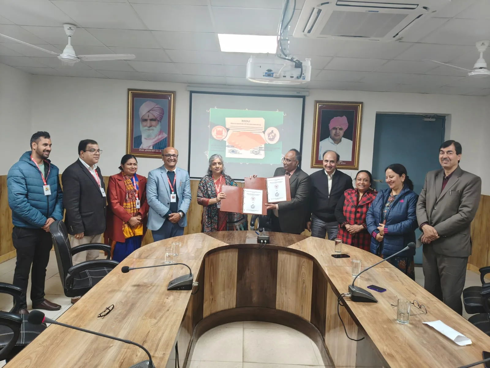 श्री गुरु राम राय विश्वविद्यालय और डीएवी पीजी कॉलेज के बीच एमओयू साइन