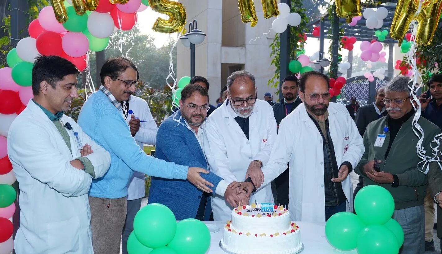 श्री महंत इन्दिरेश अस्पताल में डाॅक्टरों और स्टाफ ने किया नववर्ष का जोरदार स्वागत