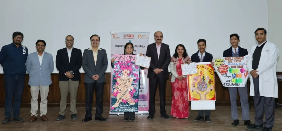 श्री महंत इन्दिरेश अस्पताल में स्कूली बच्चों ने पोस्टर से दिया कैंसर से लड़ने का संदेश