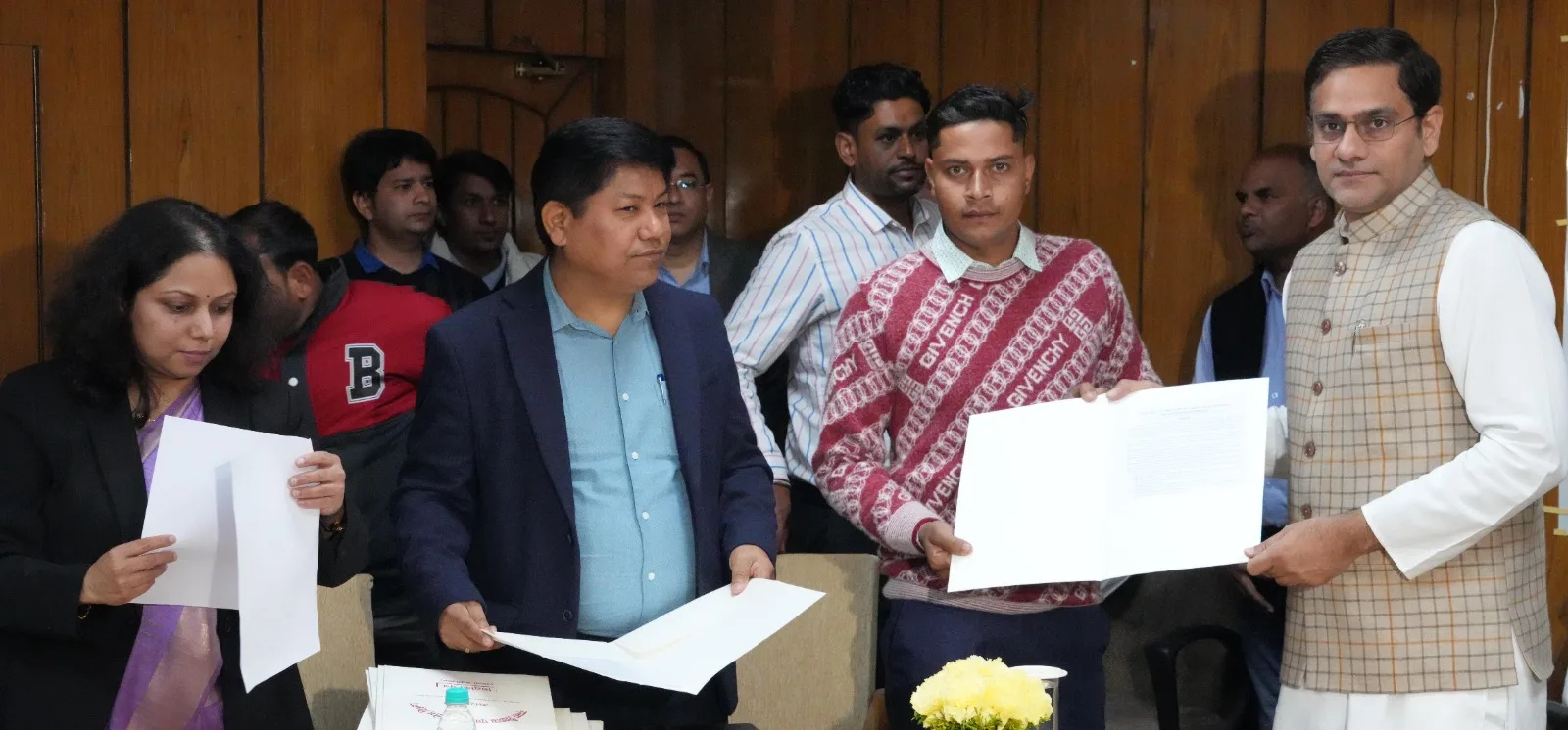 कैबिनेट मंत्री सौरभ बहुगुणा ने 70 नवचयनित गन्ना पर्यवेक्षकों को सौंपा नियुक्ति पत्र