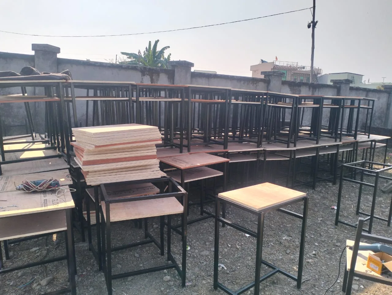 सरकारी स्कूल में अब कोई बच्चा जमीन पर नहीं बैठेगा