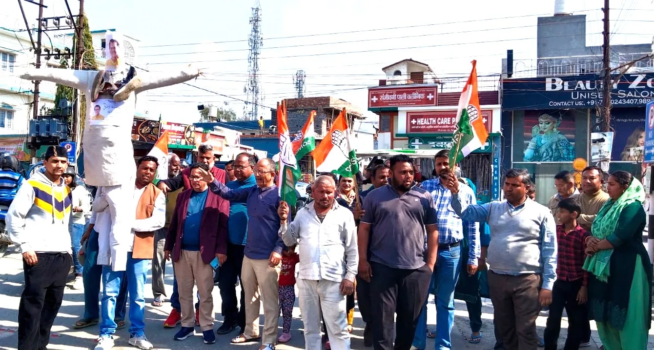 कांग्रेसियों ने सेवलाकलां चौक पर मंत्री प्रेमचंद अग्रवाल का पुतला फूंका