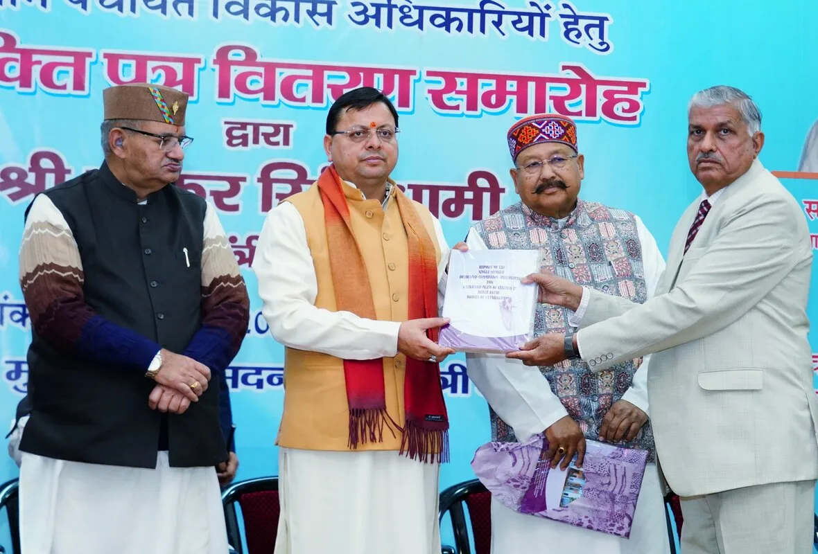 समर्पित आयोग के अध्यक्ष बीएस वर्मा ने मुख्यमंत्री को सौंपी रिपोर्ट