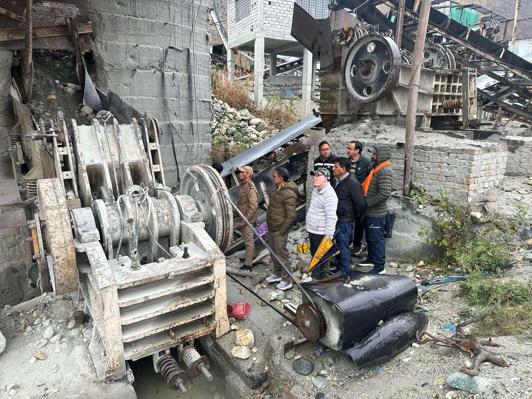 स्टोन क्रशर सीज, 17 लाख से अधिक का जुर्माना भी ठोका