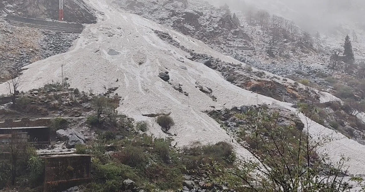 गंगोत्री हाईवे पर भी आया एवलांच, डबरानी से आगे सड़क बंद